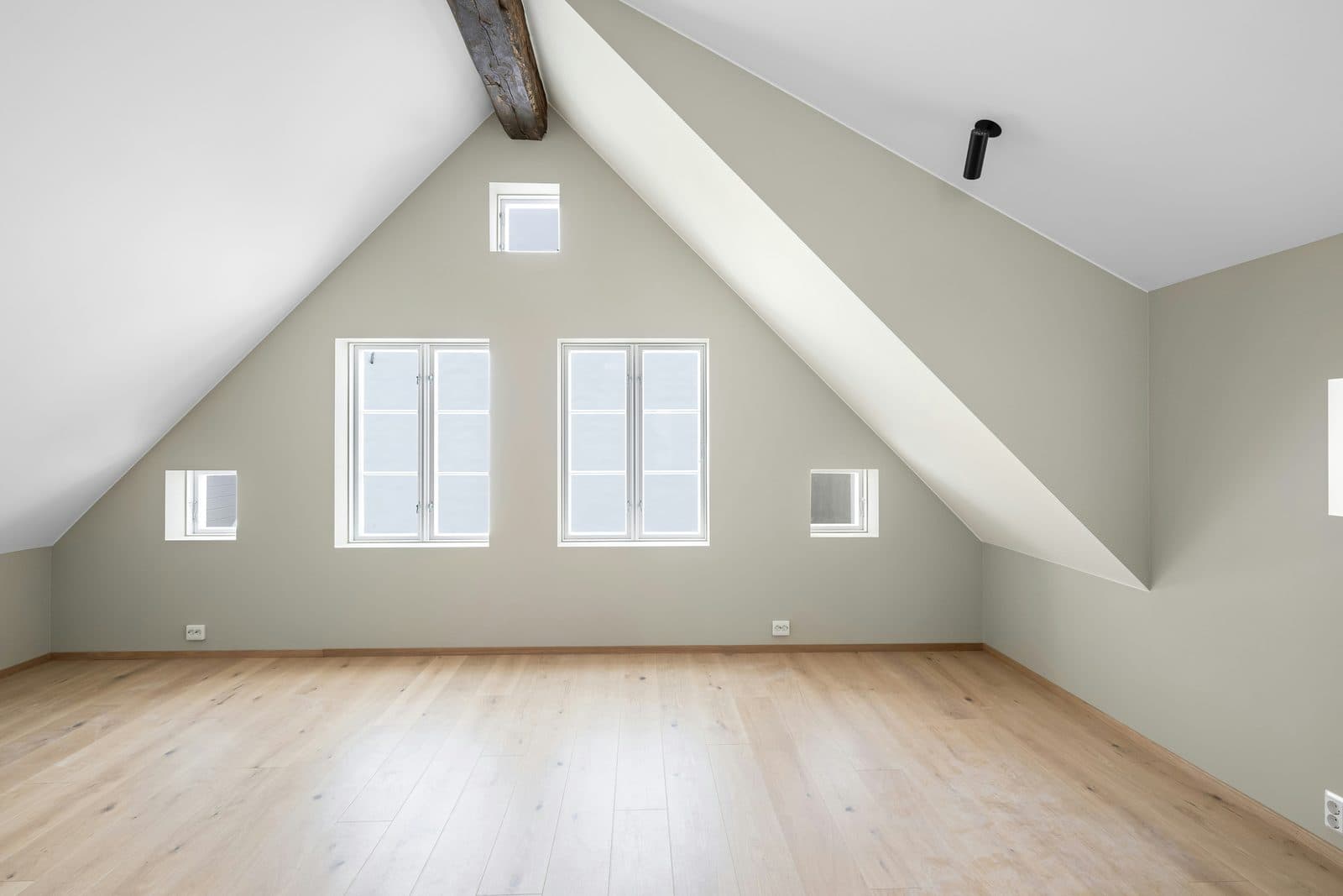 Comble aménagé et livré, parquet et rampants isolés