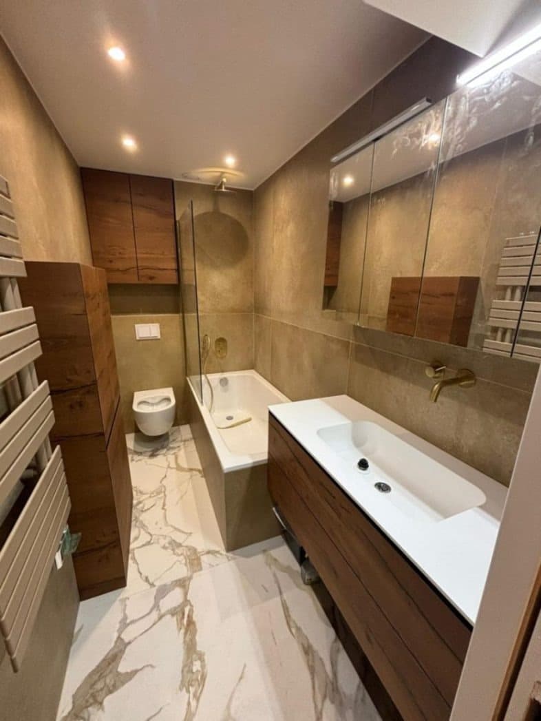 Salle de bain en marbre livrée par LUPOQ Rénovation à Paris 6e